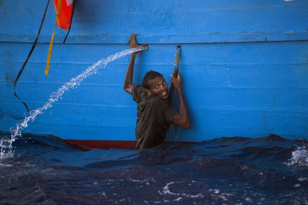 Más de 20 embarcaciones fueron rescatadas por la ONG (AP)