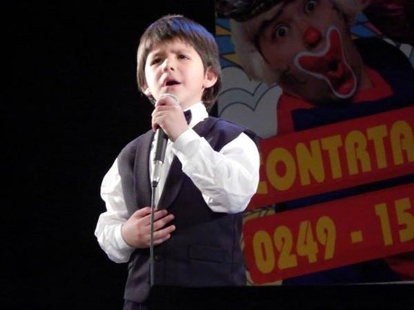 Enoc, cantando en Tandil