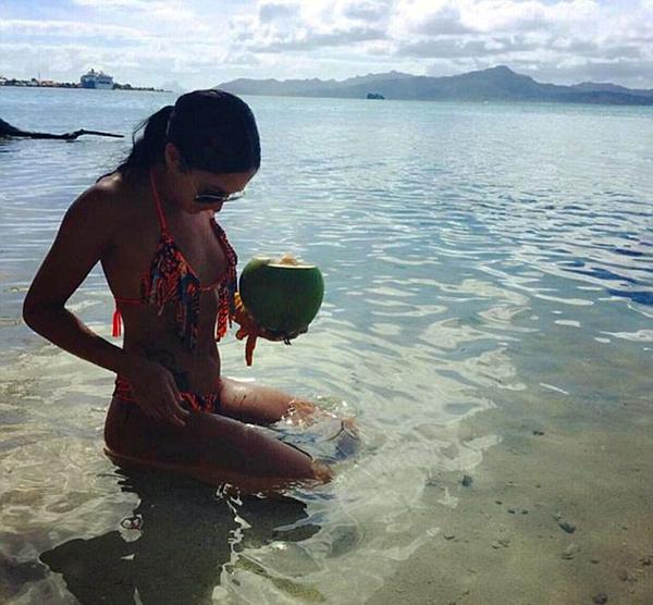 Lagace en Tahiti bebiendo de un coco. Creyeron que serían sus mejores vacaciones. Terminaron tras las rejas