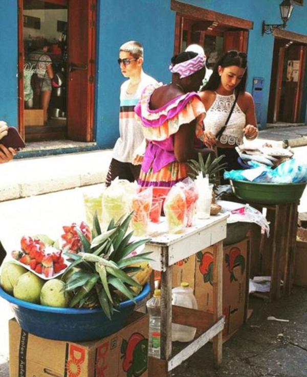 “Viajar es una cosa… pero viajar con una mente abierta… es probablemente la mejor terapia y lección de siempre”, escribió Roberge en esta captura de Instagram