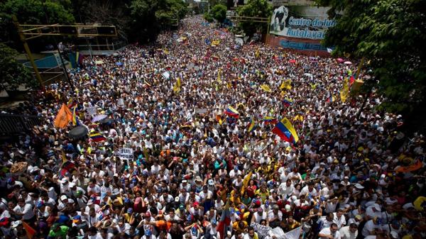 Una multitud salió a las calles en Caracas para pedir que se active el revocatorio