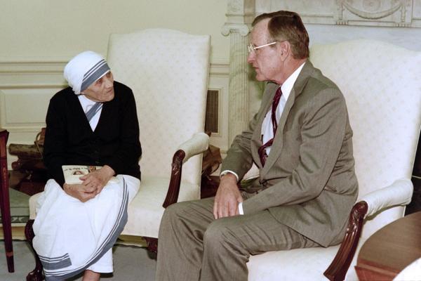 La madre Teresa junto a George H. Bush en Washington en 1991 (AFP)