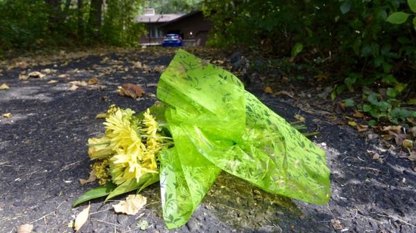 Un ramo de flores, colocado en la entrada de la casa de los Wetterling (AP)
