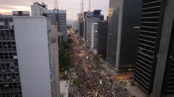Avenida Paulista, cargada de manifestantes contra Michel Temer (AP)