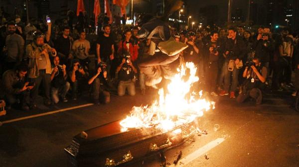 Un ataúd con el nombre de Michel Temer fue quemado en la protesta (Reuters)