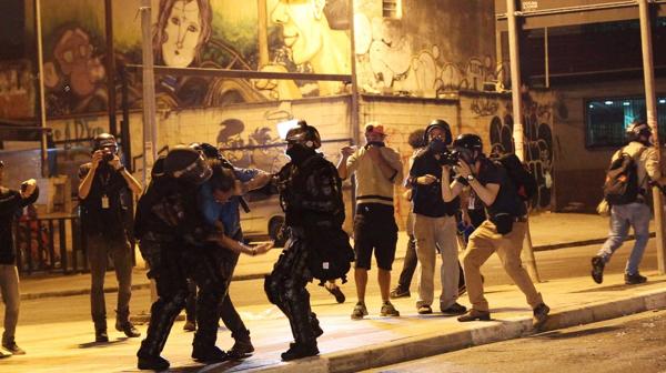 Un hombre es detenido sobre el final de la protesta contra Michel Temer (Reuters)
