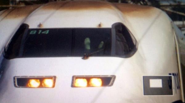 La foto muestra los pies descalzos del conductor