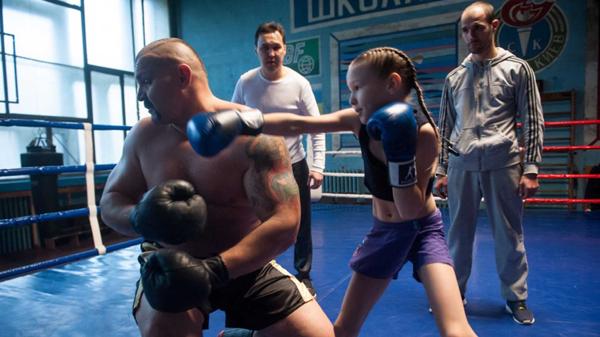 la pequeña luchadora rompió un árbol con las manos y entrenó bajo la nieve