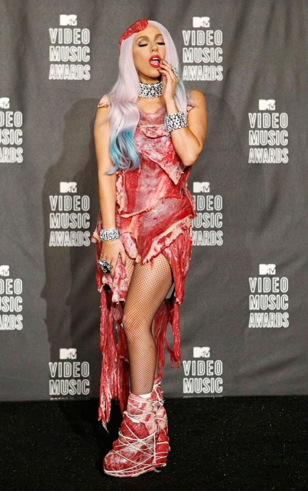 Para los MTV Video Music Awards de 2010 optó por cubrirse con lonjas de carne de cabeza a pies para crear conciencia sobre la matanza de animales y el consumo de carne