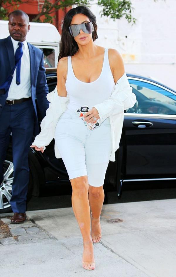 De jean claro hasta la rodilla combinada con sandalias altas así las prefiere Kim Kardashian