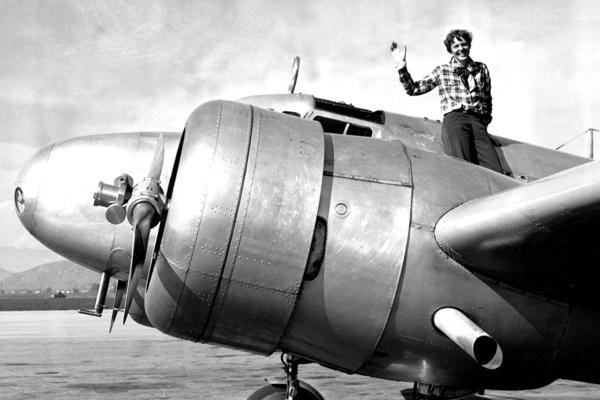 Amelia Earhart en 1937, poco antes de desaparecer