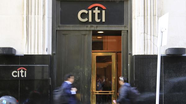 Frente de una sucursal del Citibank en el Microcentro