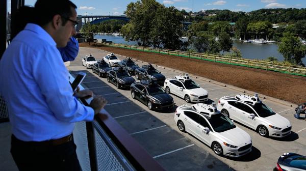 La flota de vehículos en una prueba para los medios (AP)