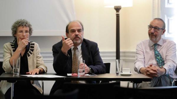 El doctor Freddie Hamdy (centro de la foto) en la conferencia de prensa donde anunció el resultado del estudio que lideró (AP)