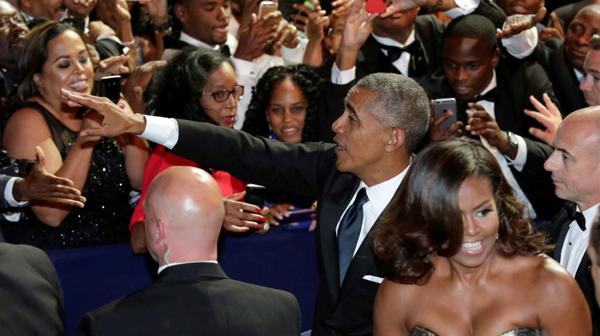 Obama saluda a los asistentes a la gala del caucus(Reuters)