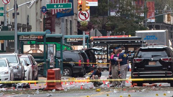 Oficiales revisan la zona donde ocurrió una explosión en Manhattan (AFP)