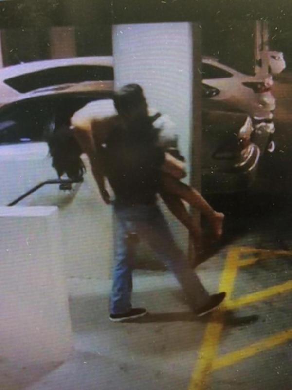 Las cámaras del estacionamiento captaron al ex luchador cuando se llevaba a la joven