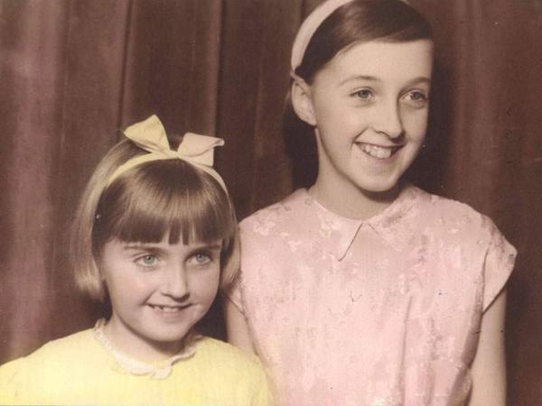 Elsie a los seis años y su hermana Anne, de 10. Ella y Colin lograron reabrir el caso