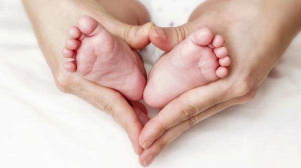 El facto genético es una de las principales causas de esta condición que afecta a más de 7 mil bebés en Argentina (iStock)