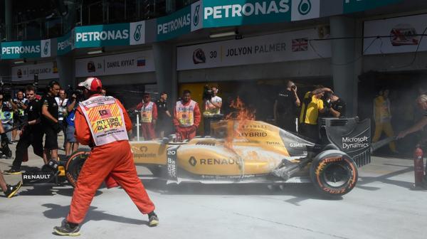El auto de Kevin Magnusse, prendido fuego (AFP)