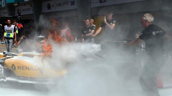 El auto de Kevin Magnusse, prendido fuego (AFP)
