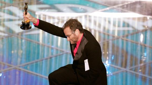 Robin Williams con el premio Oscar al mejor actor de reparto por “En busca del destino” (Reuters)