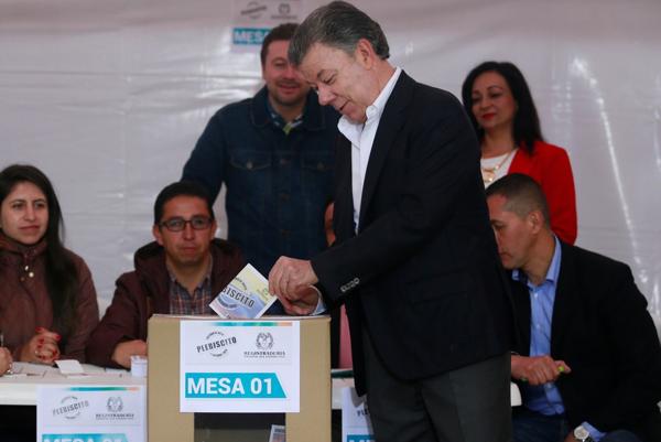 Juan Manuel Santos emitiendo su voto por el “SI”