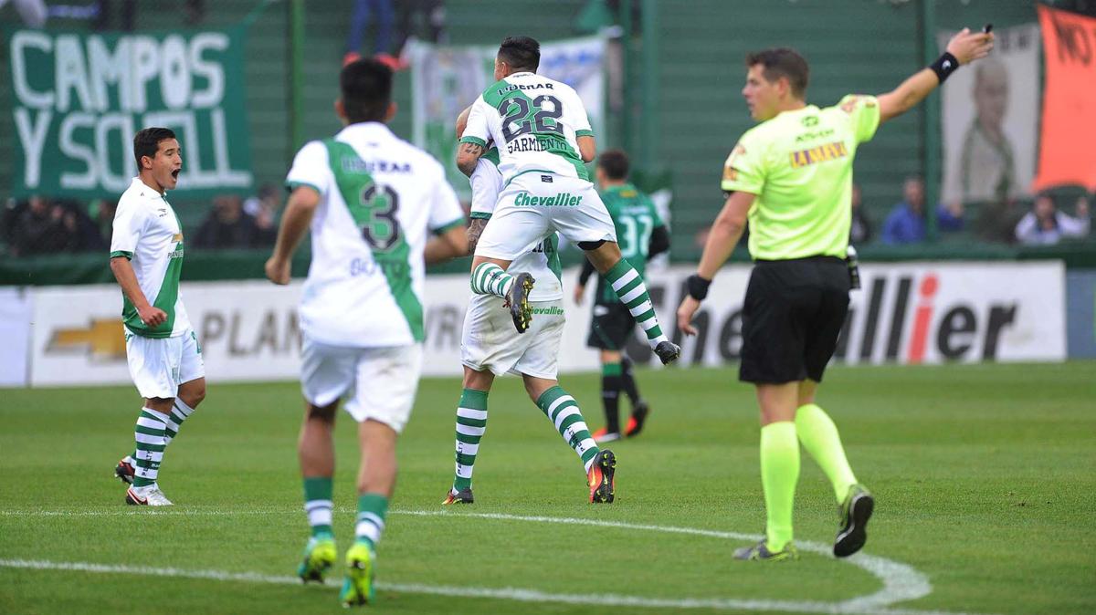 Banfield sacó a relucir su reacción y revirtió el partido ante San Martín - Infobae.com