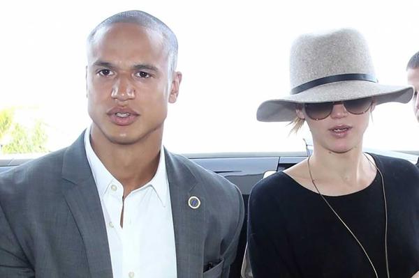 La actriz Jennifer Lawrence, muy bien protegida por Justin Riblet