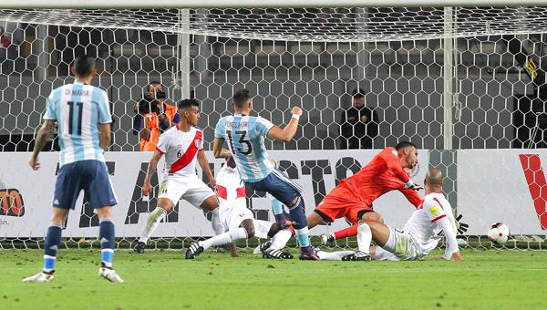 El momento en que Ramiro Funes Mori captura un rebote en el área y anota el gol (EFE)