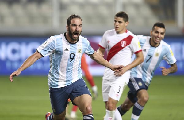 Gonzalo Higuaín logró la ventaja a poco del final con una gran definición ante la salida del arquero (Getty Images)