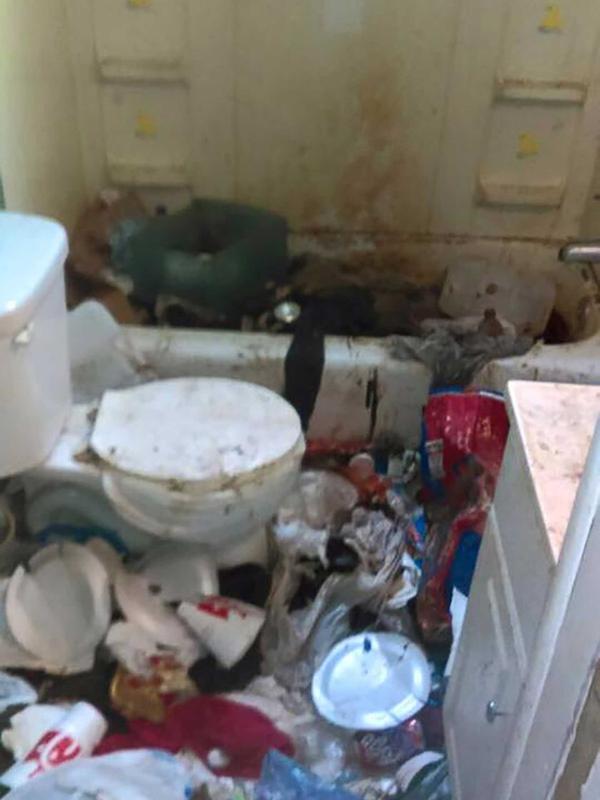 El baño donde vivía la familia conformada por seis integrantes (Facebook)