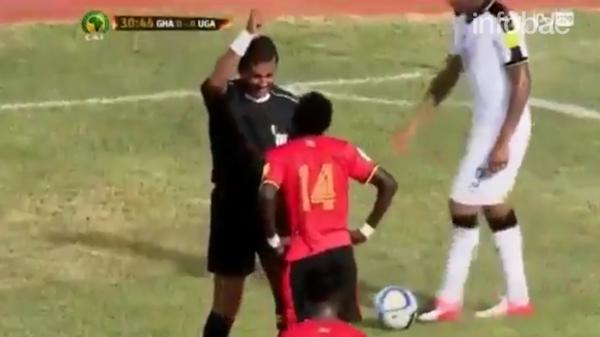 El momento en que el árbitro le “sacó la tarjeta imaginaria”