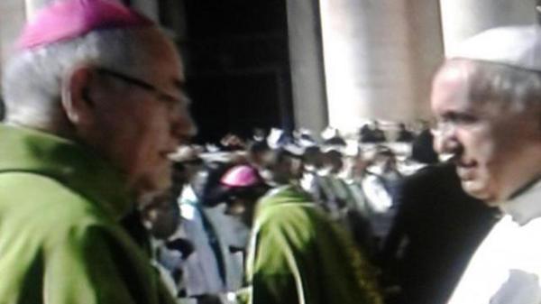 El obispo de Añatuya, José Melitón Chávez, junto al papa Francisco en el Vaticano