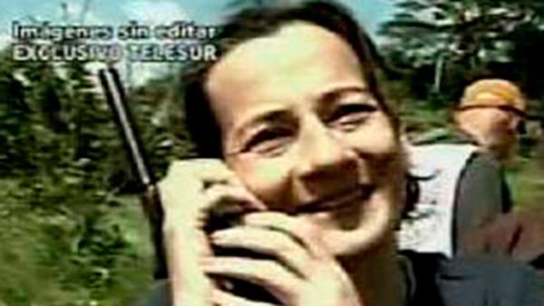 Rojas al ser liberada, habla por un teléfono satelital