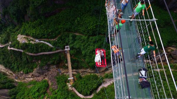 Se inauguró hace poco el puente de vidrio más largo y alto del mundo en el Parque Nacional Zhangjiajie, en China (REUTERS)