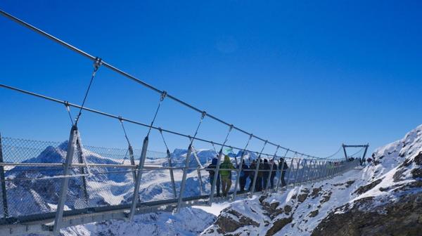 Es el puente colgante más alto de Europa, y se ubica a 2,7 kilómetros sobre el nivel del mar