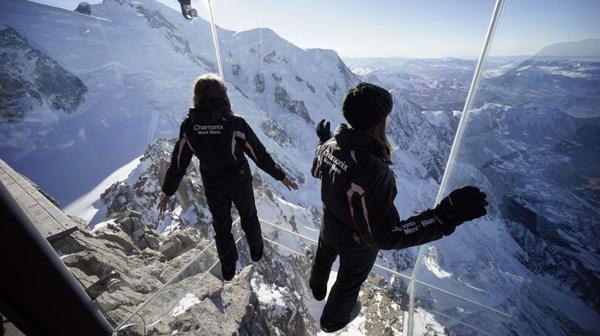 La atracción “Camina hacia el Vacío” se encuentra en una terraza de la montaña Aiguille du Midi