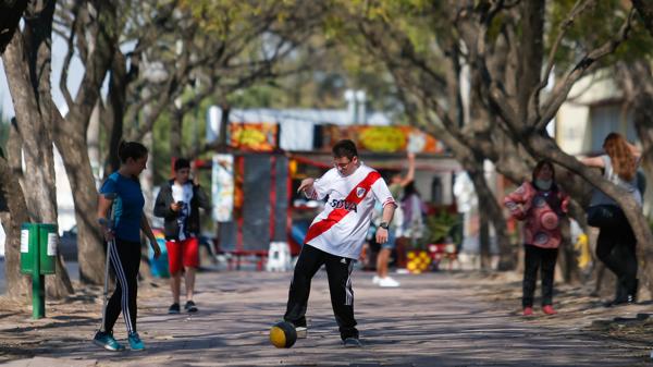 Nicolás después de sus clases de kinesiología se distiende pateando una pelota (AFP)