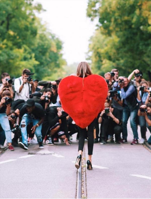 La fashion blogger fue furor del streetstyle en la última edición del París Fashion Week