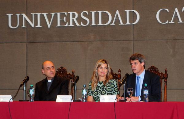 El rector Víctor Manuel Fernández, la reina Máxima de los Países Bajos y el ministro de Finanzas, Alfonso Prat-Gay. (Maximiliano Luna)