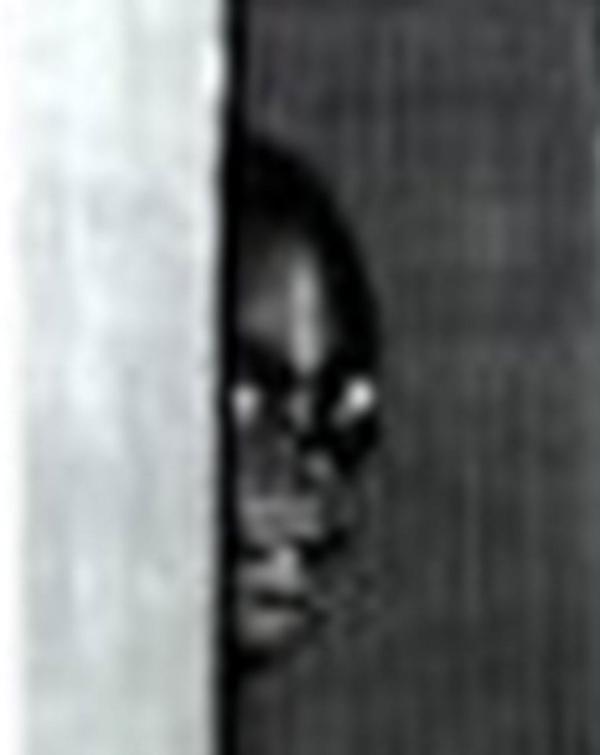 ¡Buuu! Una mezcla de alien con zombi aparece tras una de las columnas de este sótano ¿Lo había descubierto?