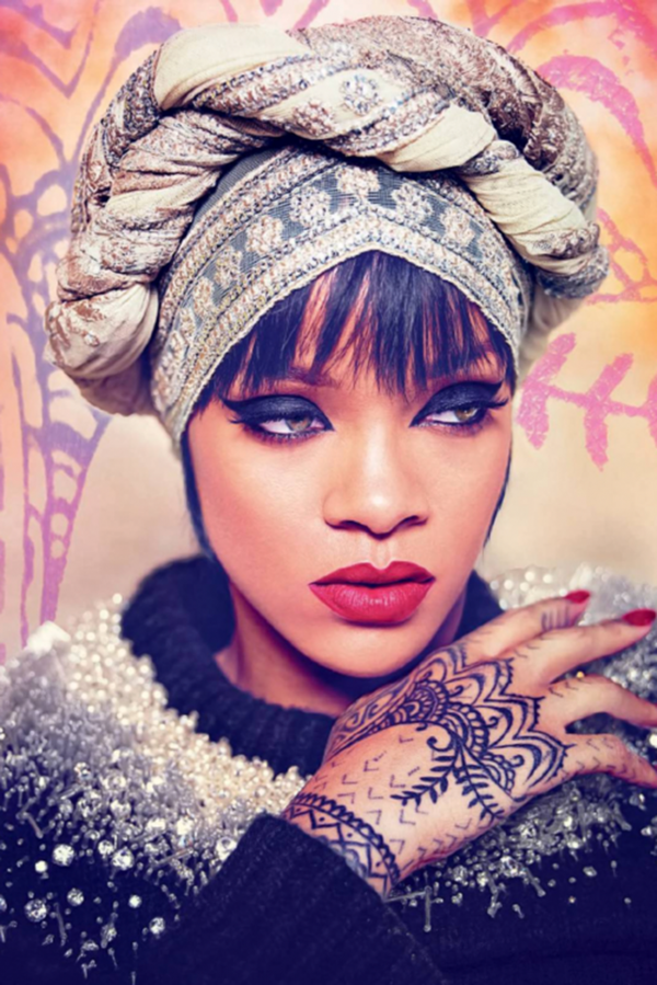 Rihanna posando para la portada de Harper´s Arabia en 2015, una de las celebrities amante de los pañuelos en la cabeza