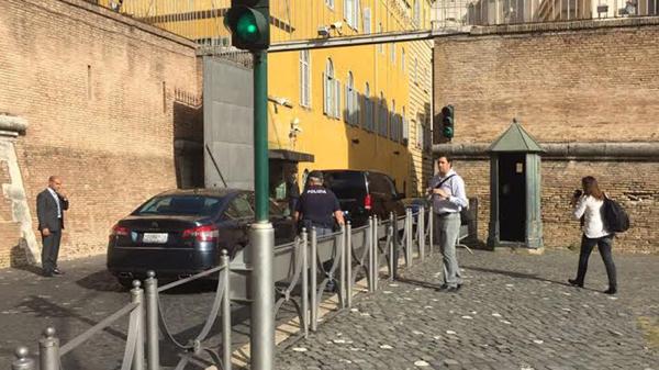 El vehículo oficial ingresando a la audiencia con Francisco