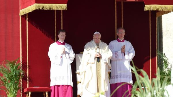 El papa Francisco junto a los sacerdotes que lo asistieron en la canonización (AFP)