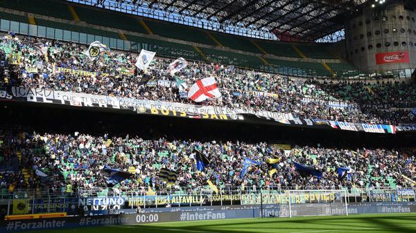 La Curva Nord colgó banderas contra Icardi (AFP)
