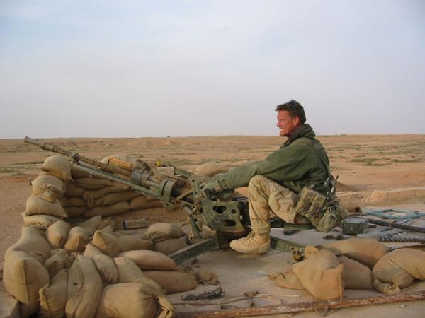 Billingham luchó en Irak. Fue condecorado por la reina Isabel también por una misión contra el grupo terrorista IRA