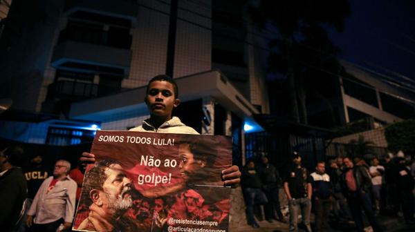 “No al golpe”, protestaron los manifestantes (EFE)