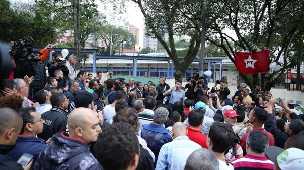 Más de 100 militantes del PT se reunieron para apoyar a su líder (EFE)