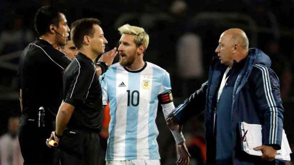 Messi le reclama al chileno por la expulsión de Dybala ante Uruguay (AP)